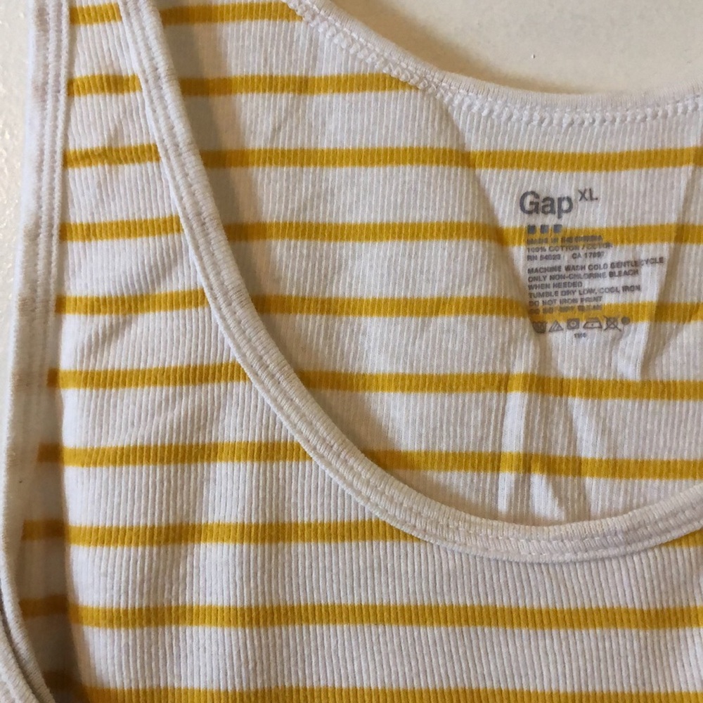 Gap•Tank - Picture 2 of 2